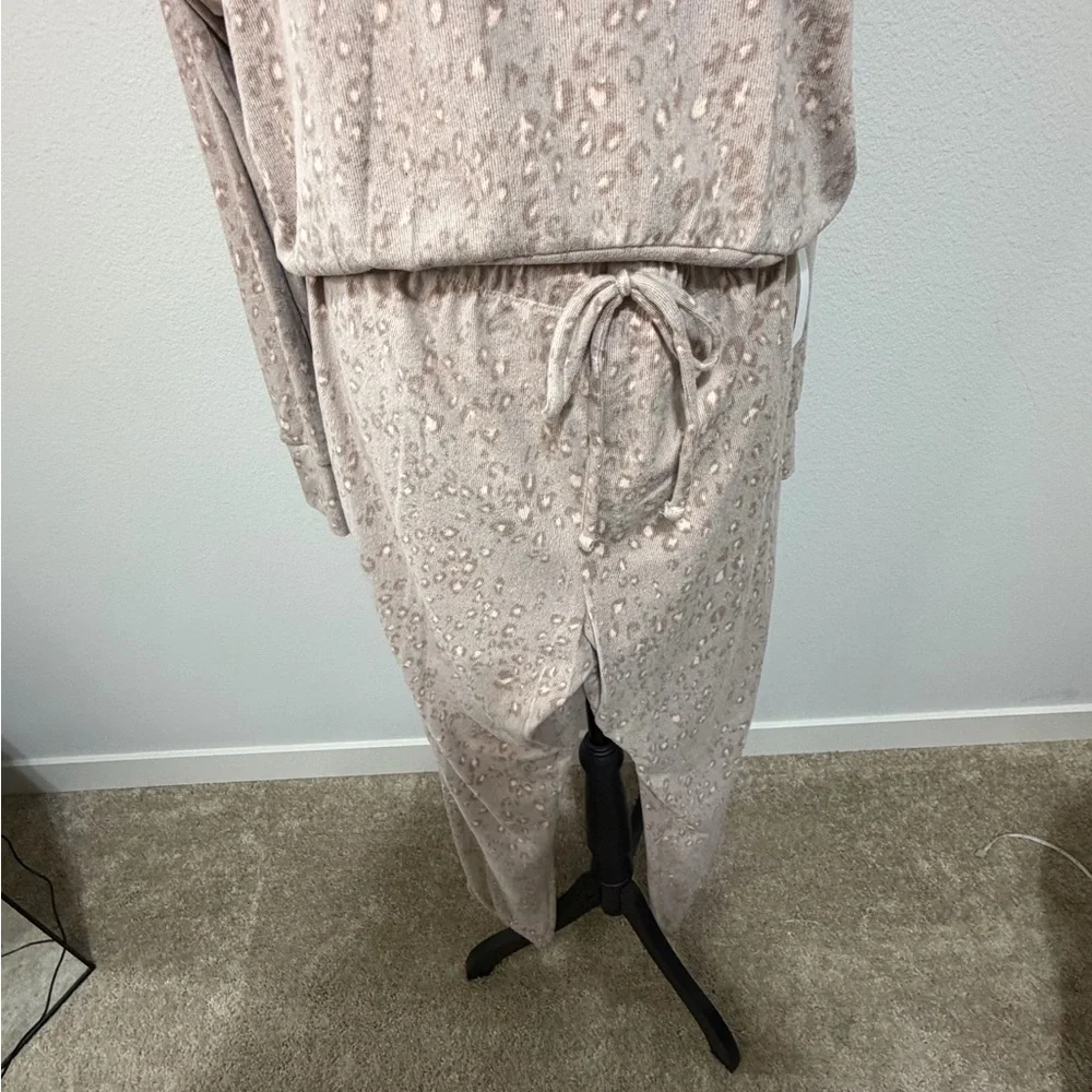 NWT Pink Rose Cozie Textured Set in Beige cheetah print